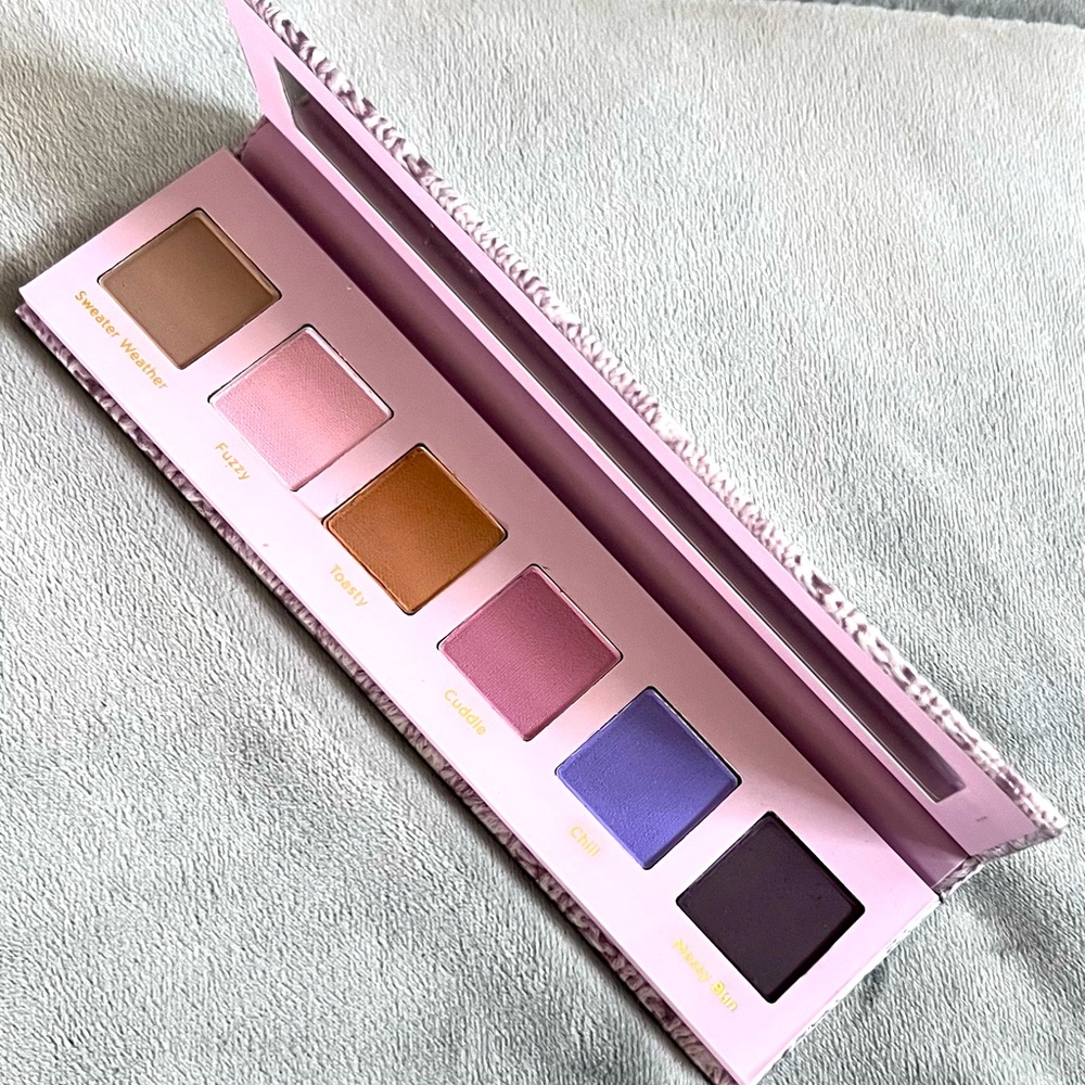 Eyeshadow Palette with Neutral and Cool Tones